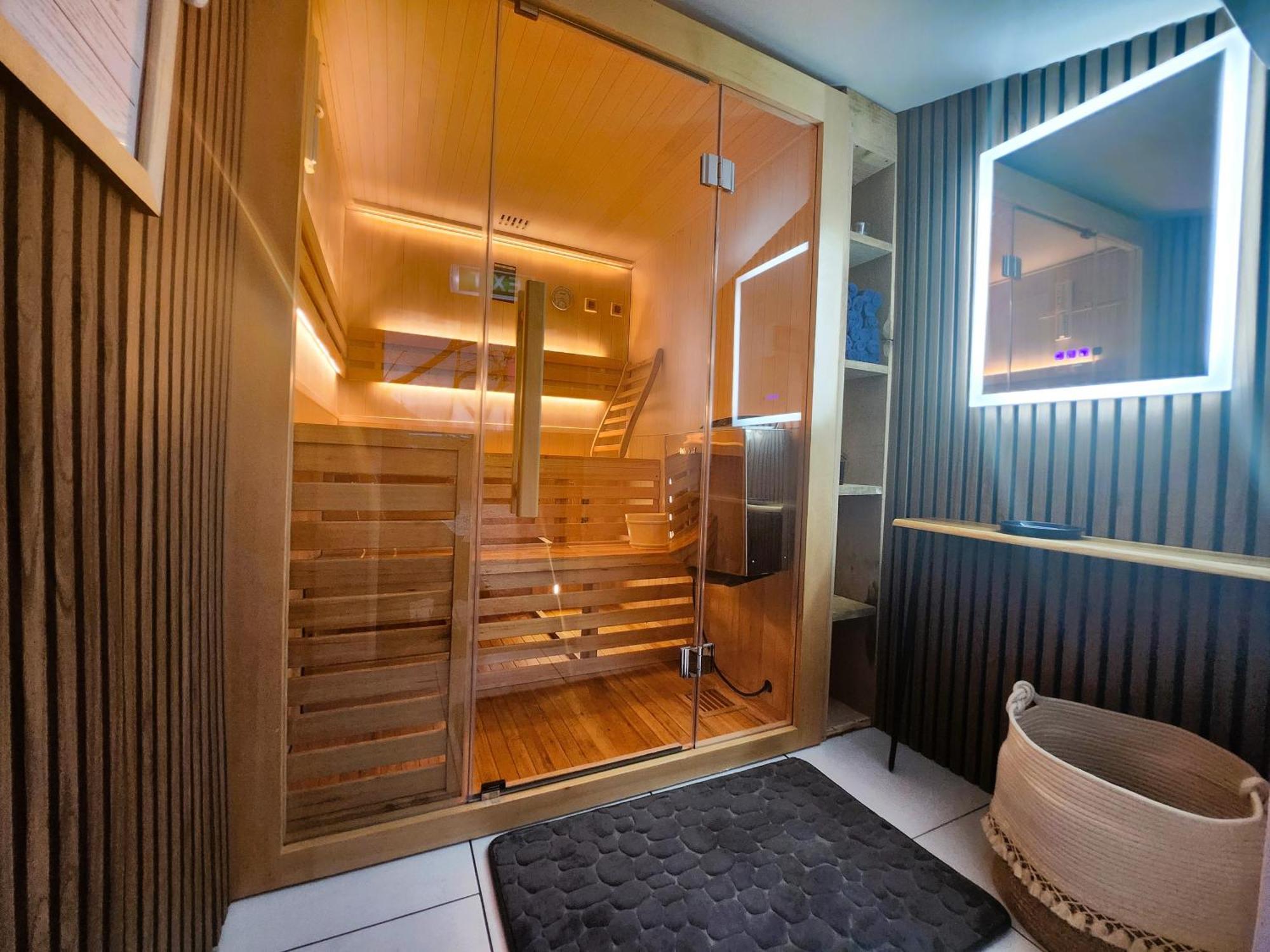 Gite Merlin Spa Privatif Et Sauna Trélévern Extérieur photo